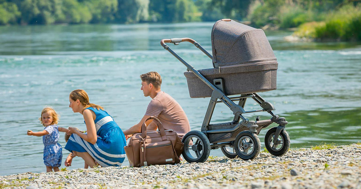 Kinderwagen Tereno 4 von ABC Design, Mutter und Vater mit Kinderwagen am See
